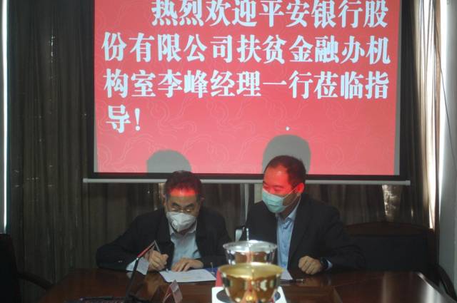 双方现场签署捐赠协议 双方现场签署捐赠协议