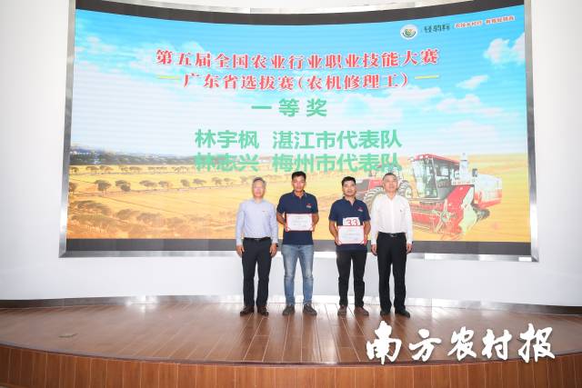 成人网站
一级巡视员牛宝俊、省总工会二级巡视员张东升为一等奖获奖选手颁奖 （吴秒衡摄）
