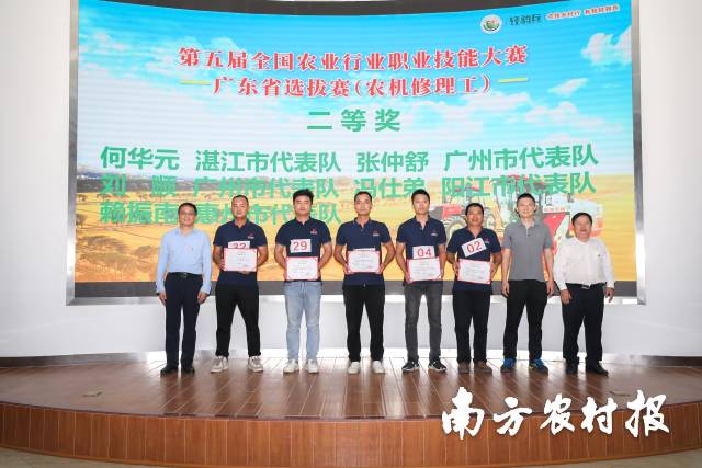 省职业技能服务指导中心副主任杨帆、省农业技术推广中心主任林绿、成人网站
总农艺师曾思坚为二等奖获奖选手颁奖（吴秒衡摄）